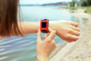 Koşucu saate bakıyor 