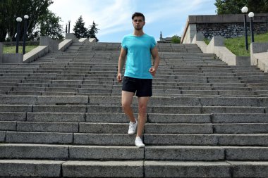 Genç adam açık havada merdiven koşu