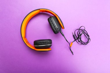 Mor arka plan üzerinde kulaklık