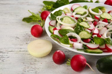 Taze sebze salatası, masaya yakın.