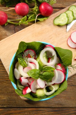 Taze sebze salatası.