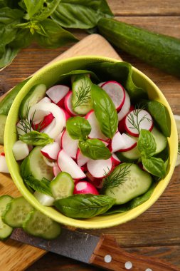 Taze sebze salatası.