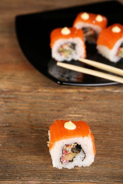 Ahşap masa üzerinde sopa ile rulo yakın çekim