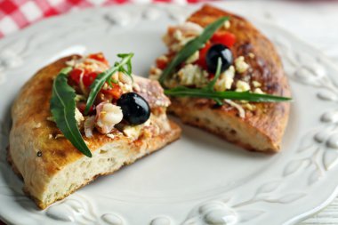 ev yapımı pizza plaka üzerinde