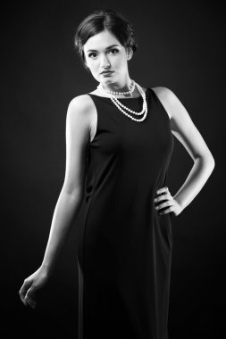 Gri tonlarında genç kadının fotoğrafını retro tarzı