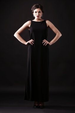 Koyu arka plan üzerinde genç kadının fotoğrafını retro tarzı