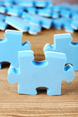 Ahşap masa üzerinde mavi puzzle parçaları