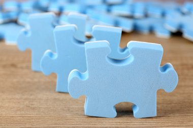 Ahşap masa üzerinde mavi puzzle parçaları