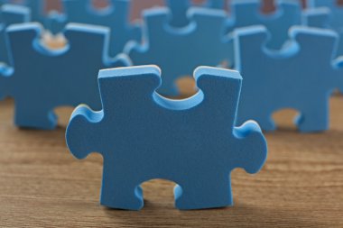 Ahşap masa üzerinde mavi puzzle parçaları