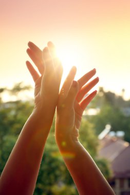 Günbatımı gökyüzü üzerinde eller