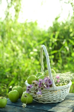 Yeşil elma ile kır çiçekleri buketi