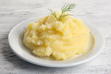 Plaka üzerinde ahşap masa, tatlı patates püresi