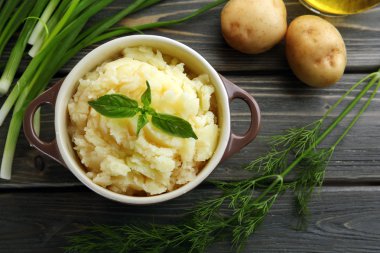 Ahşap masa, üstten görünüm ıslak zeminde patates püresi