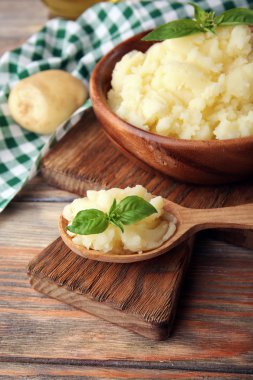 Kase üzerinde ahşap masa, tatlı patates püresi