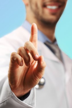 Doktor onun parmak işaret 