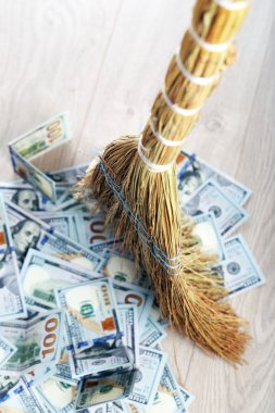 Dolar ve ahşap zemin üzerinde süpürge
