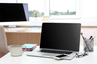 Çalışma alanı ofiste bilgisayar ile