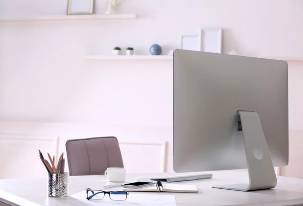 Lugar de trabajo con ordenador en la habitación —  Fotos de Stock