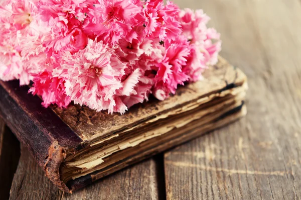 Vecchio libro con bellissimi fiori sul tavolo di legno da vicino — Foto Stock