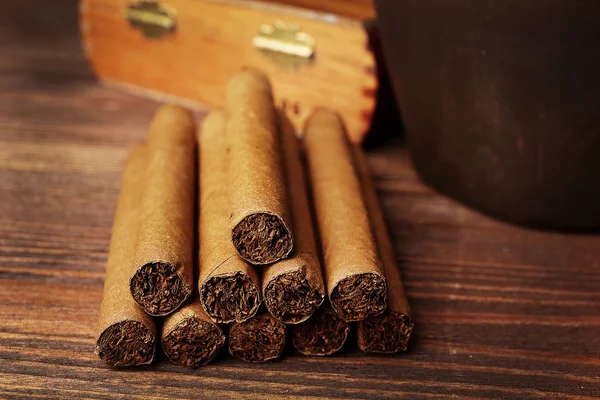 Zigarren auf Holztisch, Nahaufnahme — Stockfoto