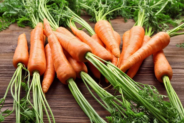 Zanahorias orgánicas frescas en mesa de madera, primer plano — Foto de Stock