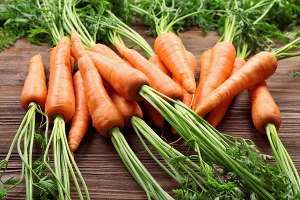 Fresh organic carrots on wooden table, closeup — Stock Photo, Image