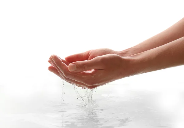 Mains féminines avec eau claire — Photo