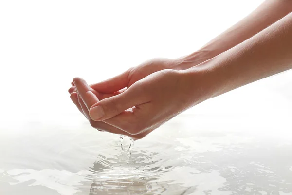 Kobiece ręce z czystą wodą — Zdjęcie stockowe