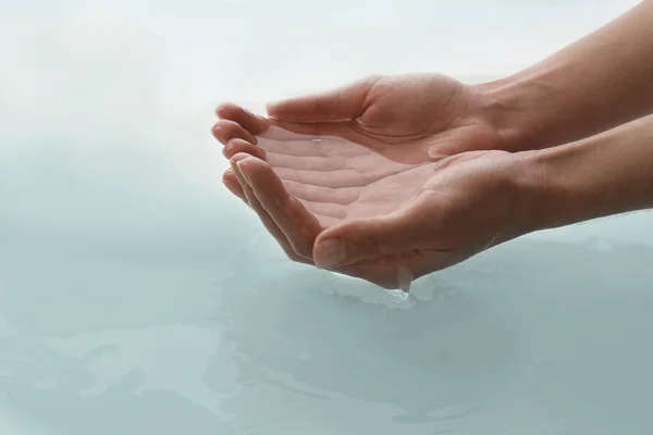 Mains féminines avec eau claire — Photo