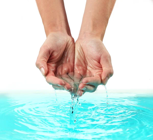 Las manos femeninas sobre el agua clara — Foto de Stock