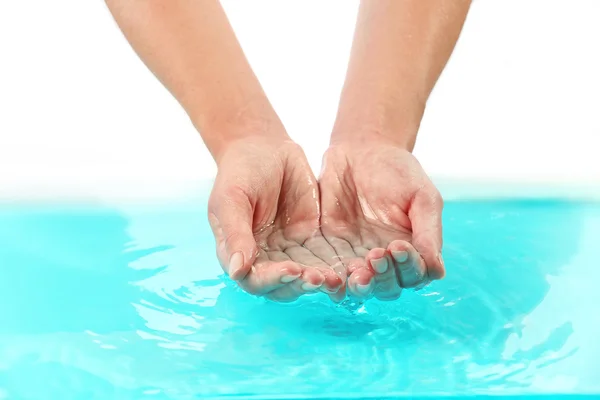 맑은 물에 여성 손에 — 스톡 사진
