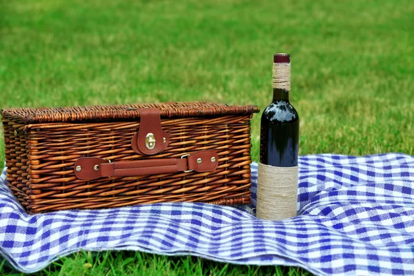 Weidenpicknickkorb — Stockfoto