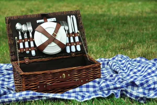 柳条野餐篮子和格子 — 图库照片