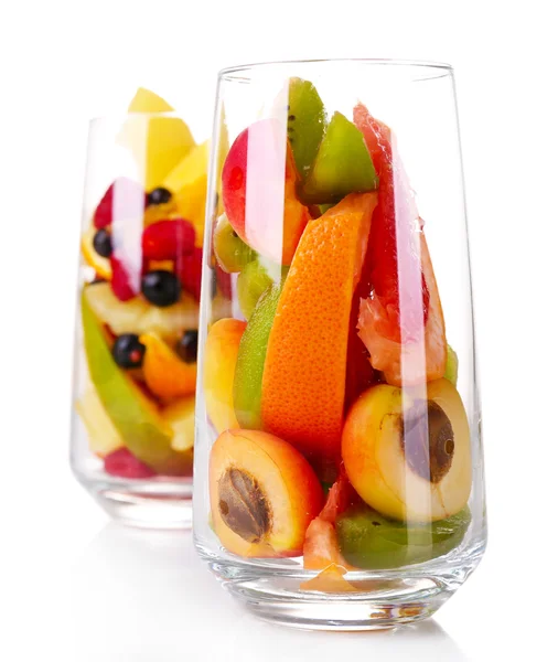 Salade de fruits frais dans des verres isolés sur blanc — Photo