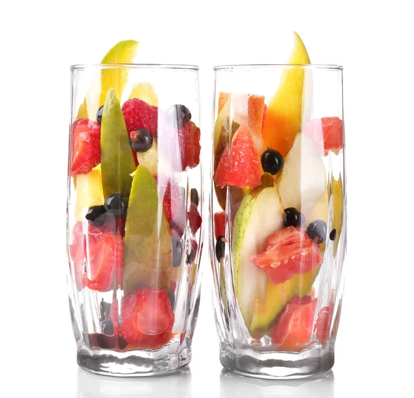 Salada de frutas frescas em copos isolados em branco — Fotografia de Stock