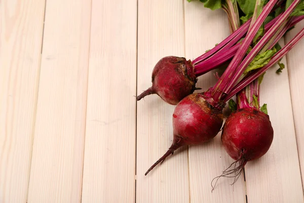 Young beets on wooden table — Stock Photo, Image