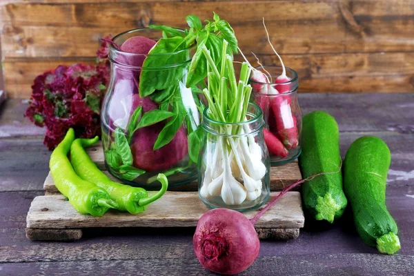 Frisches Gemüse auf dem Tisch aus nächster Nähe — Stockfoto