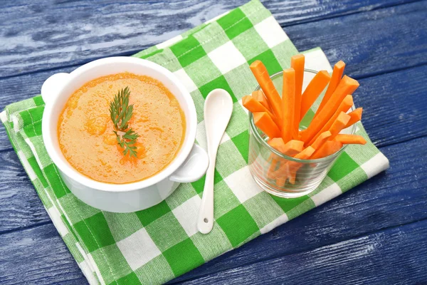 Zanahoria crema-sopa en la mesa de cerca —  Fotos de Stock