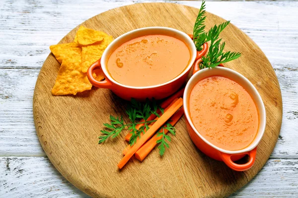 Sup krim wortel dengan keripik di atas meja tutup — Stok Foto