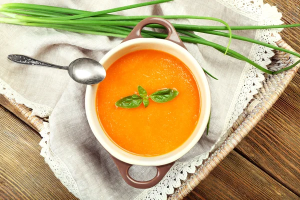 Sopa de creme de cenoura com legumes na mesa de perto — Fotografia de Stock