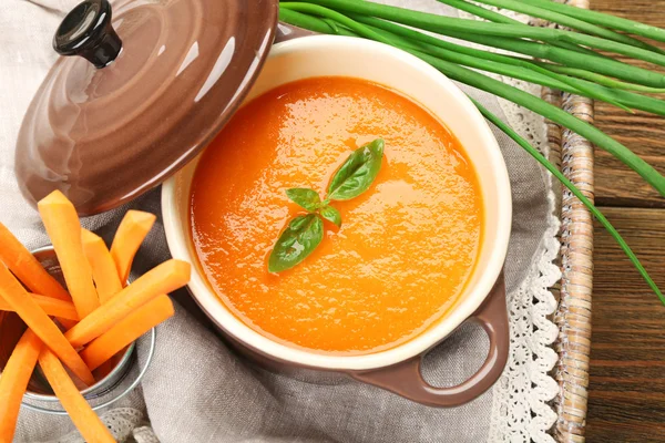 Karottencremesuppe mit Gemüse auf dem Tisch in Großaufnahme — Stockfoto