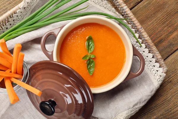 Sup krim wortel dengan sayuran di atas meja tutup — Stok Foto