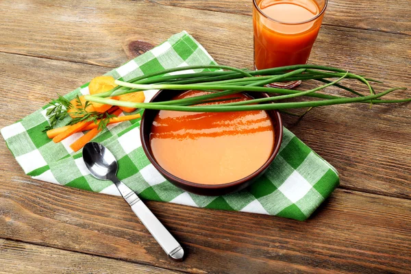 Zanahoria crema-sopa con verduras en la mesa de cerca —  Fotos de Stock