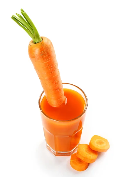 Glass of carrot juice with vegetable slices with vegetables isolated on white — Stock Photo, Image