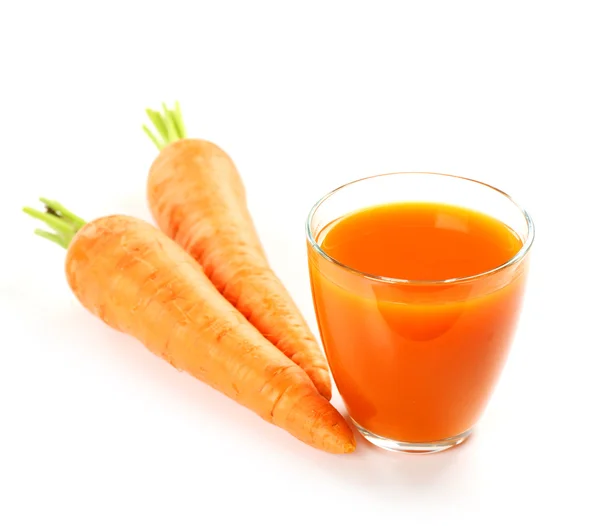 Стекло морковного сока с овощными ломтиками с овощами, изолированными на белом — стоковое фото