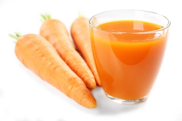 Szklanka soku z marchwi z kawałkami warzyw z warzywami na białym tle — Zdjęcie stockowe