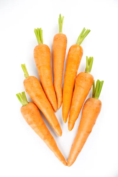 Verse rijpe wortelen geïsoleerd op wit — Stockfoto
