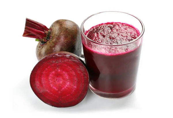 Betor juice med grönsaker isolerade på vitt glas — Stockfoto