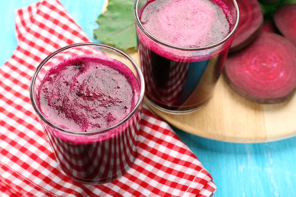 Los vasos del jugo de remolacha con hortalizas a la mesa se acercan — Foto de Stock