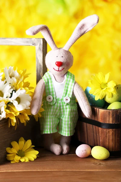 Conejo de Pascua con huevos de Pascua pintados —  Fotos de Stock